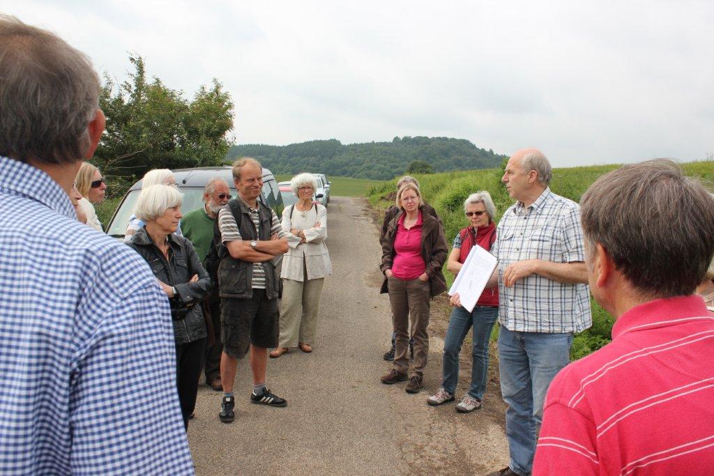 Dr. Gerald Könecke erläutert die alten Tonabbaugebiete in der Fredelsloher Feldmark